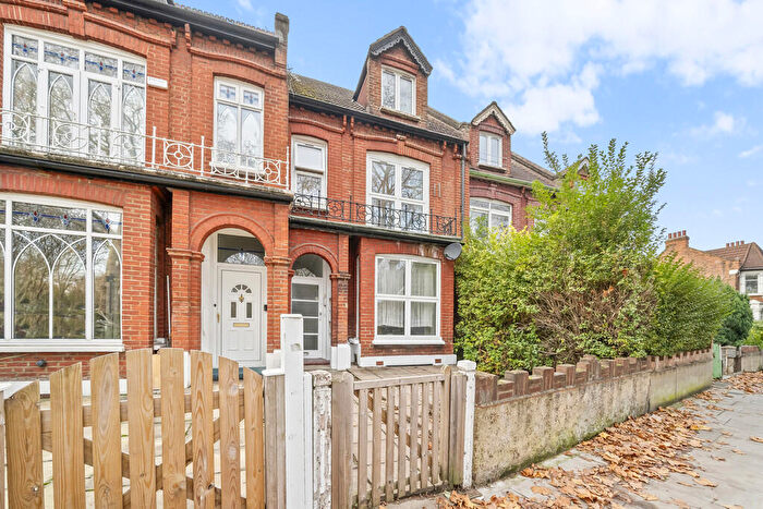 3 Bedroom Apartment To Rent In Willoughby Road, London, N8