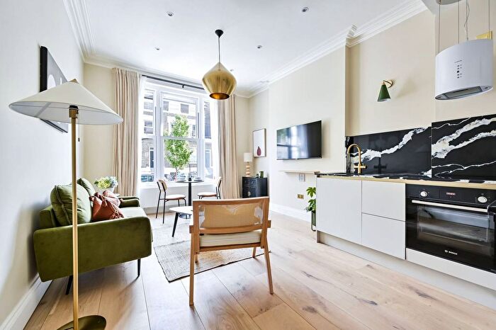 1 Bedroom Flat To Rent In Woodstock Grove, Brook Green, London, W12