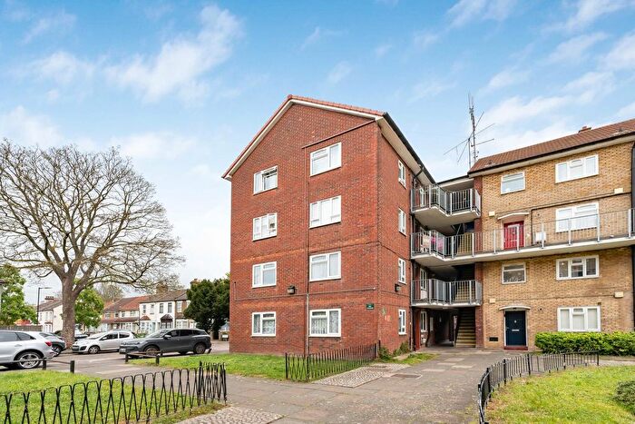 1 Bedroom Flat For Sale In Barrowfield Close, London, N9