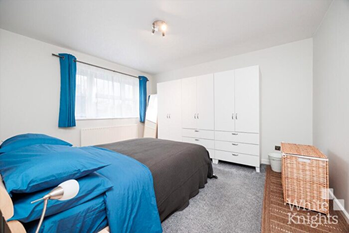 3 Bedroom Detached House For Sale In Kingsford Close, Woodley, Reading, Berkshire, RG5