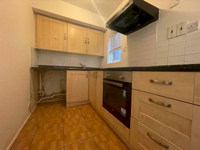 1 Bedroom Flat To Rent In Maltby Drive, Enfield, EN1