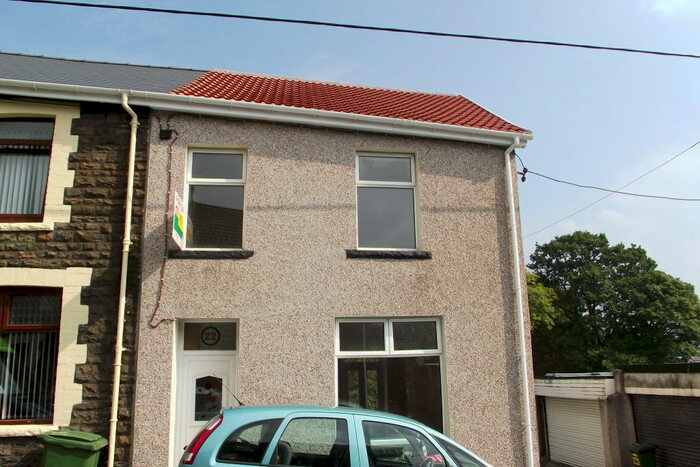 3 Bedroom End Of Terrace House To Rent In Ffrwd Street, CF44