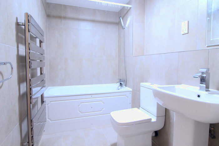 3 Bedroom Flat To Rent In Charter House, High Road, Ilford, IG1