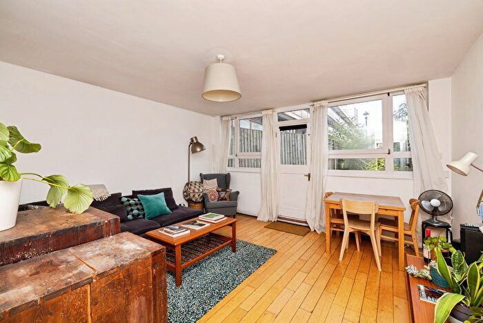 3 Bedroom Maisonette To Rent In St. John's Estate, London, N1