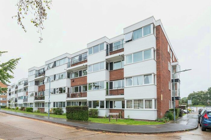2 Bedroom Flat To Rent In New Wanstead, London, E11