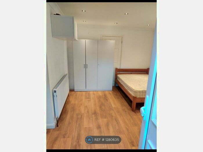 Studio To Rent In Rowan Road, West Drayton UB7