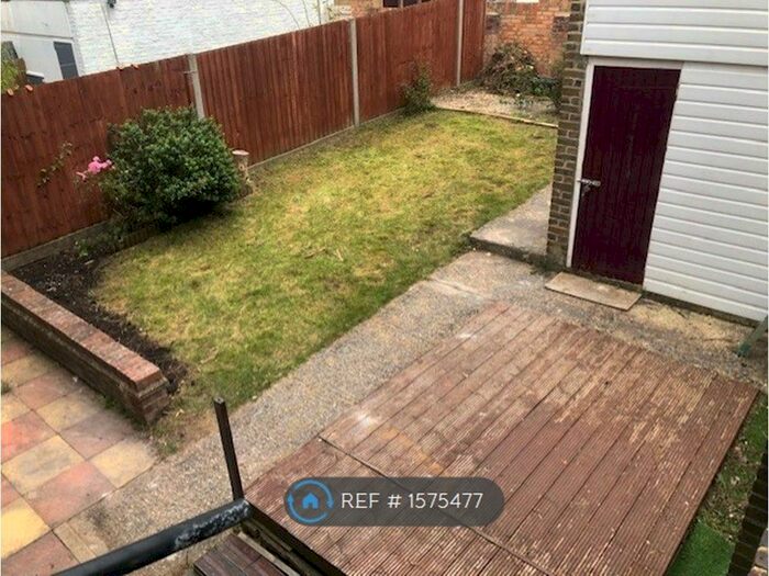 3 Bedroom End Of Terrace House To Rent In Ochil Close, Basingstoke, RG22