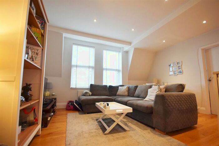 2 Bedroom Flat To Rent In Laurel Avenue, Twickenham, TW1