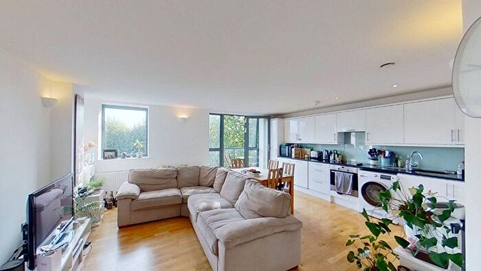 3 Bedroom Flat For Sale In Queensbridge Road, Haggerston, London, E8