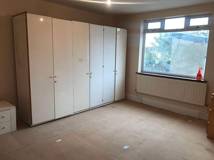 3 Bedroom Flat To Rent In Wennington Road, Rainham, Essex, RM13