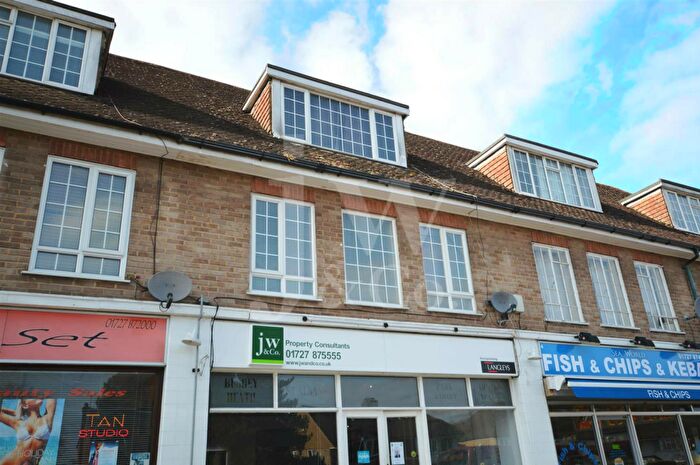 3 Bedroom Maisonette To Rent In How Wood, Park Street, AL2