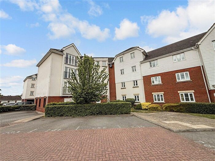 2 Bedroom Flat For Sale In Ingram Close, Larkfield, Aylesford, Kent, ME20
