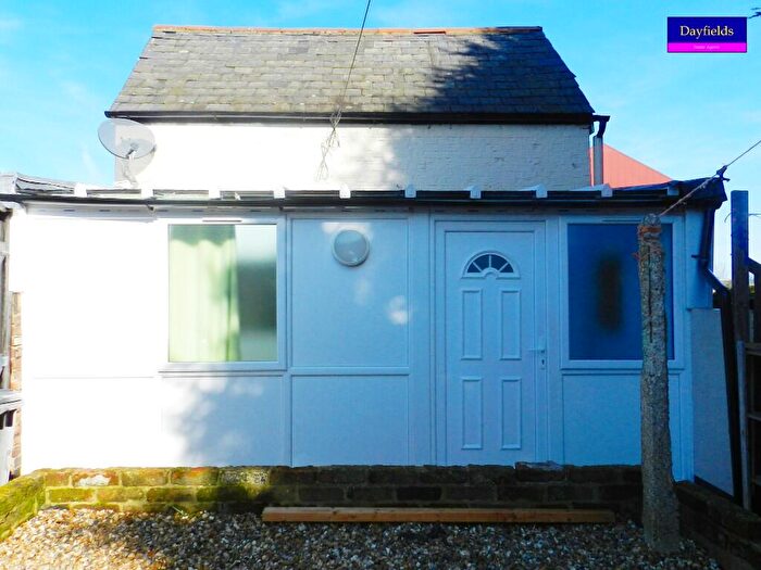 1 Bedroom Bungalow To Rent In Hoe Lane, Enfield, Middlesex, EN3