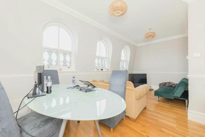 2 Bedroom Flat To Rent In Cambridge Gardens, London, W10