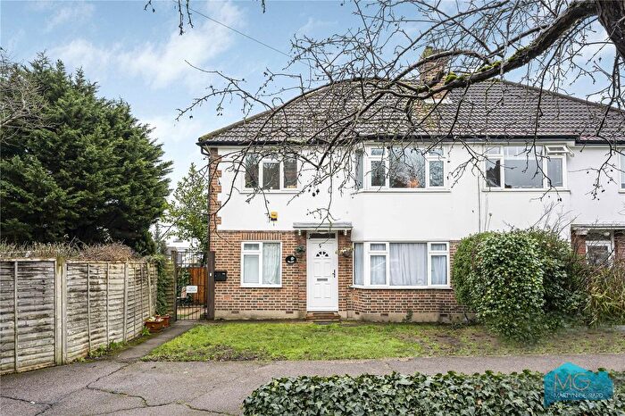 2 Bedroom Flat For Sale In Park Court, Friern Park, North Finchley, London, N12