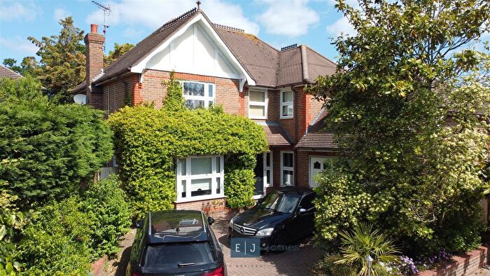 4 Bedroom Detached House To Rent In Alderton Hill, Loughton, IG10