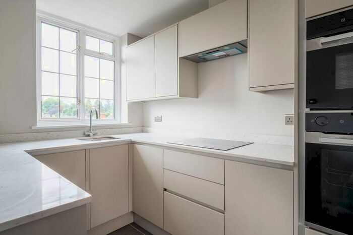 2 Bedroom Flat To Rent In Lammas Lane, Esher, KT10