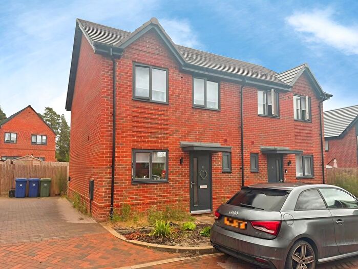 2 Bedroom Property To Rent In Hunt Way, Crowthorne, Berkshire, RG45