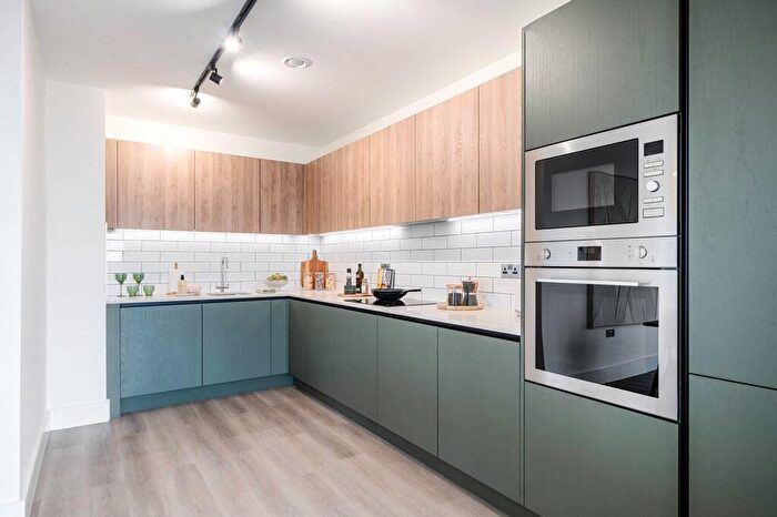 3 Bedroom Flat To Rent In North Kensington Gate, North Kensington, London, NW10