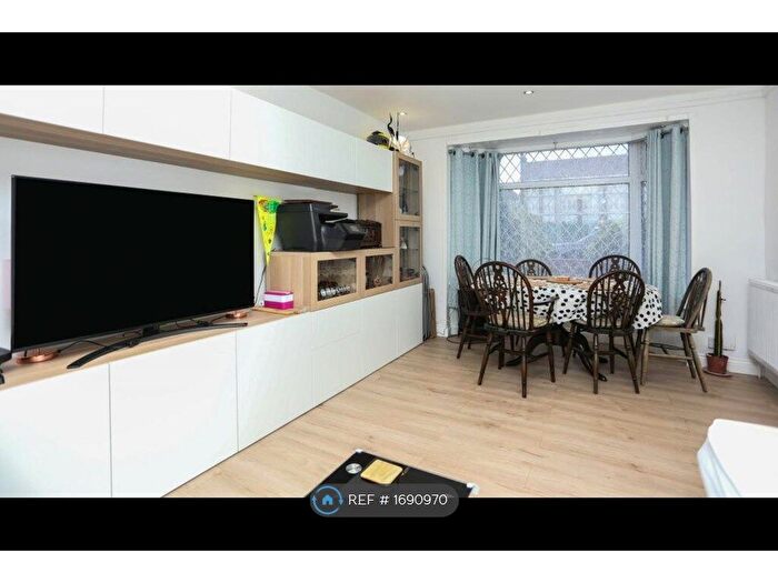 4 Bedroom Semi-Detached House To Rent In Winchcomb Gardens, London, SE9