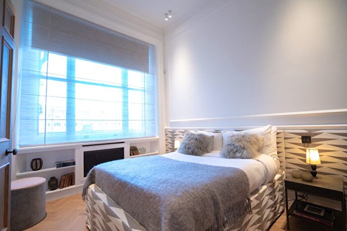 2 Bedroom Flat To Rent In Cadogan Square, London, SW1X