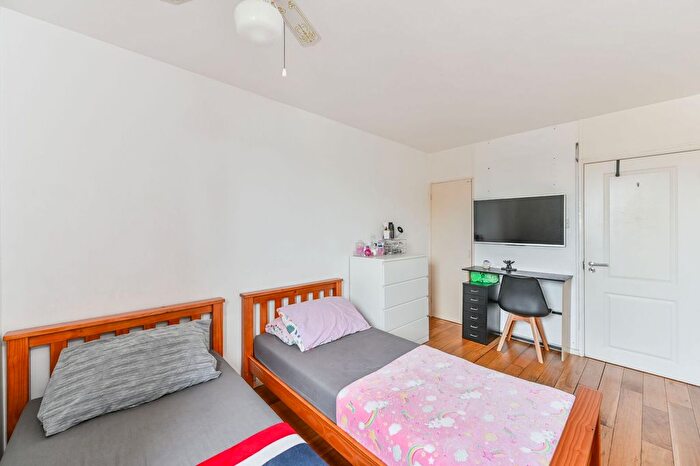 2 Bedroom Flat For Sale In Guildiford Road, Stockwell, London, SW8
