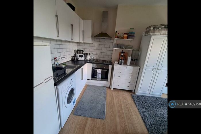 2 Bedroom Flat To Rent In Foundry Lane, Southampton, SO15