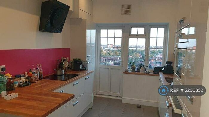 3 Bedroom Flat To Rent In Vivian Avenue, London, NW4