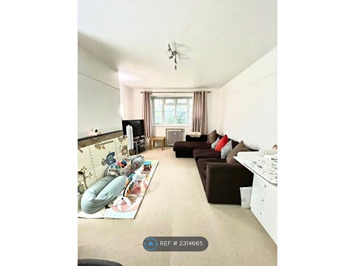 2 Bedroom Flat To Rent In Courtlands, Richmond, TW10