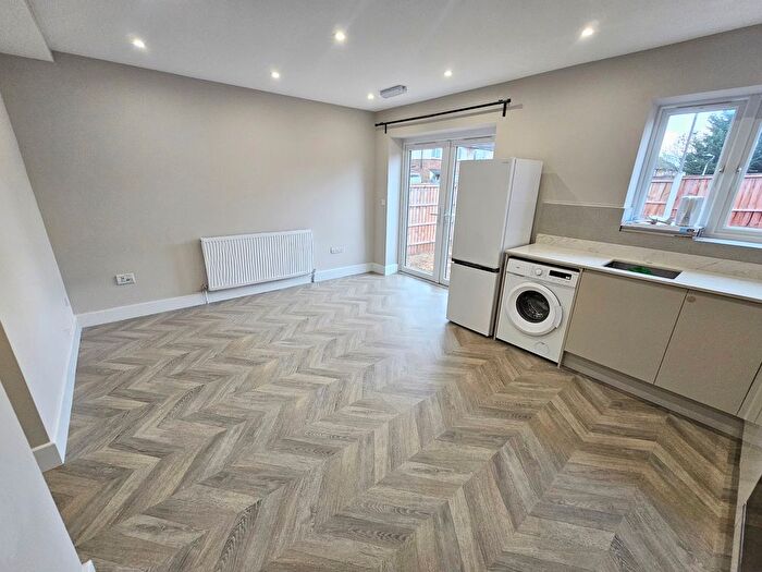 2 Bedroom Maisonette To Rent In Chestnut Close, Hayes, UB3