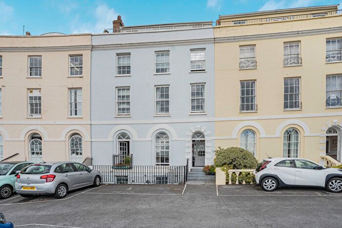 1 Bedroom Flat For Sale In Den Crescent, Teignmouth, TQ14
