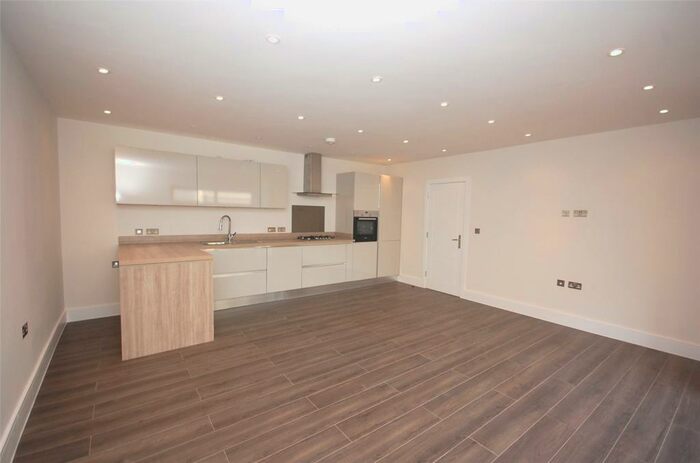 3 Bedroom Apartment To Rent In Friern Park, London, N12