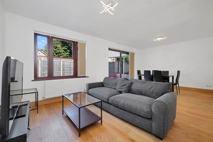 4 Bedroom Semi-Detached House To Rent In Oxford Gardens, London, N20