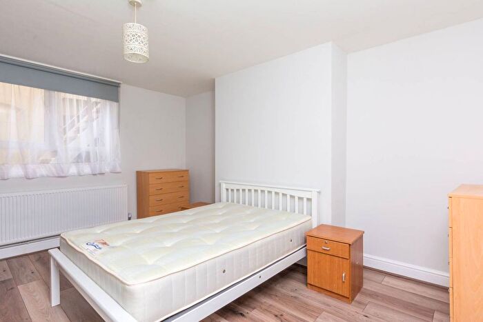2 Bedroom Flat To Rent In Uxbridge Road, Shepherd's Bush, London, W12