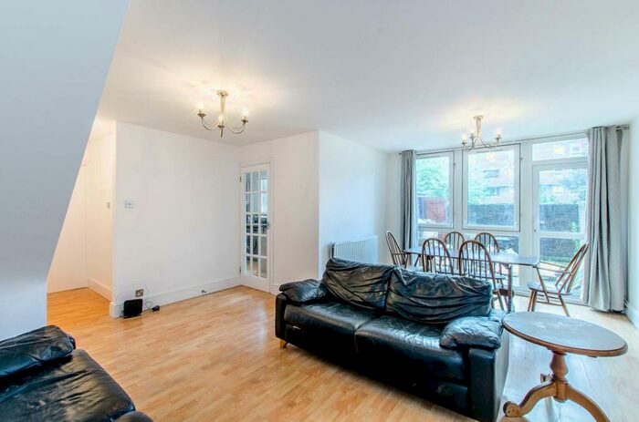 3 Bedroom Flat To Rent In Manningford Close, Clerkenwell, London, EC1V