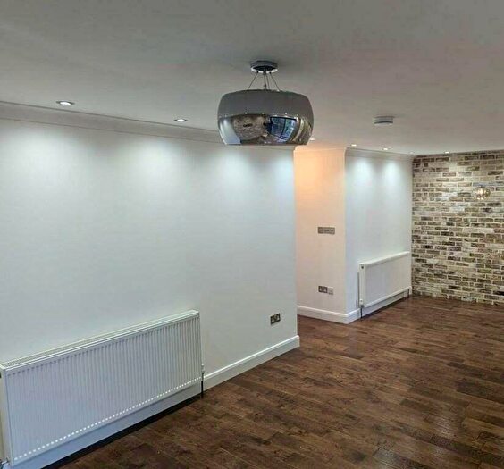 2 Bedroom Flat To Rent In Hood Avenue, London, N14