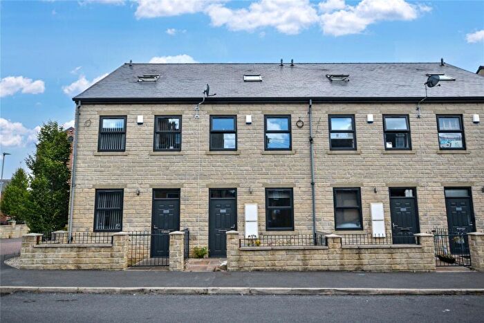 4 Bedroom Town House To Rent In Mill Houses, South Street, Morley, Leeds, West Yorkshire, LS27