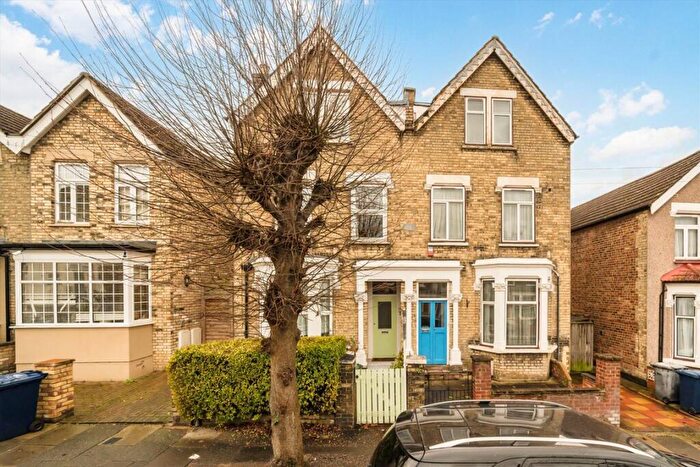 2 Bedroom Flat To Rent In Glenthorne Road, London, N11
