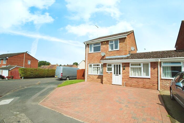 3 Bedroom Semi-Detached House To Rent In Hare Close, Buckingham, MK18