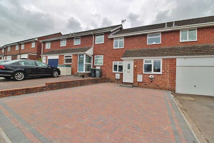 3 Bedroom Terraced House For Sale In Wesermarsch Road, Cowplain, PO8