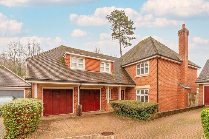 5 Bedroom Detached House For Sale In Water Mead, Coulsdon, Chipstead, CR5