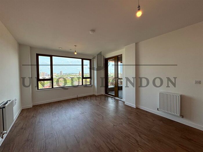 1 Bedroom Flat To Rent In Vista Heights, Ilderton Road, Bermondsey, SE15