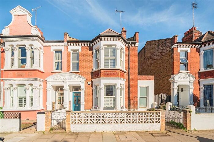 3 Bedroom Flat For Sale In Pennard Road, Shepherds Bush, W12