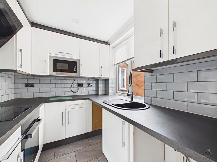 3 Bedroom Flat For Sale In Cuttholme Way, Chesterfield, S40