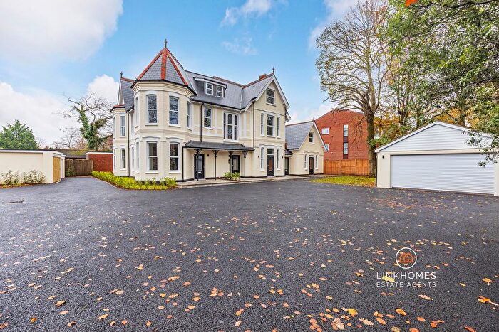 2 Bedroom Flat For Sale In Beechey Road, Bournemouth, BH8