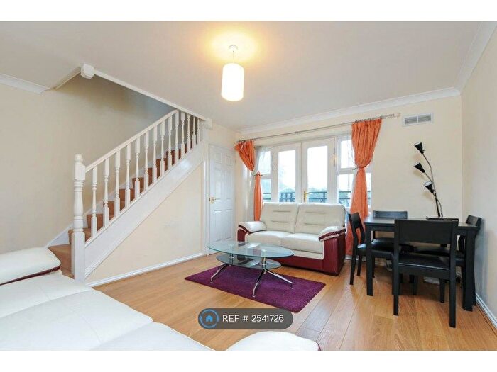 3 Bedroom Flat To Rent In Harriet House, Hemel Hempstead, HP3