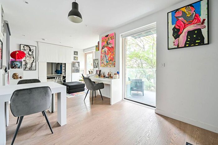 Studio To Rent In Victory Place, Elephant And Castle, London, SE17