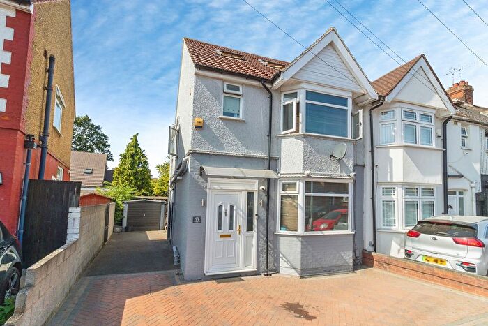 5 Bedroom End Terrace House For Sale In Chester Avenue, Luton, Bedfordshire, LU4