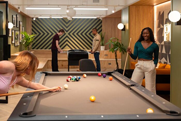 2 Bedroom Flat To Rent In Parkview, Great West Road, TW8