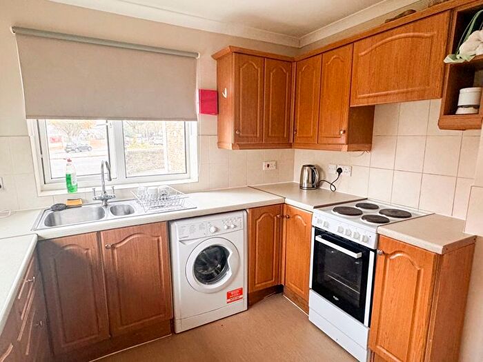 2 Bedroom Flat For Sale In Wingfield Road, Trowbridge, BA14